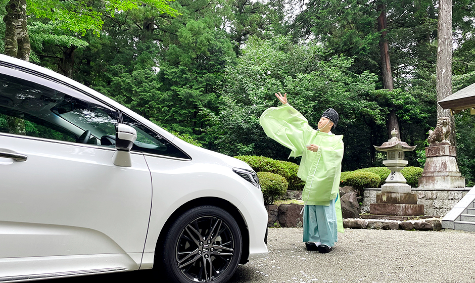 「あたまの宮」のヘルメット祓い　愛車と受ける交通安全祈願